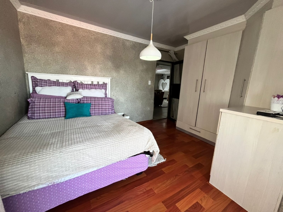 5 Bedroom Property for Sale in Mdantsane Eastern Cape
